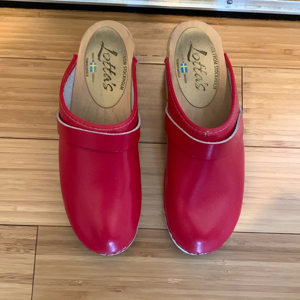 Red clogs